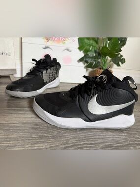 Nike Team Hustle D 9 'Black Silver' Kids Basketball Shoes